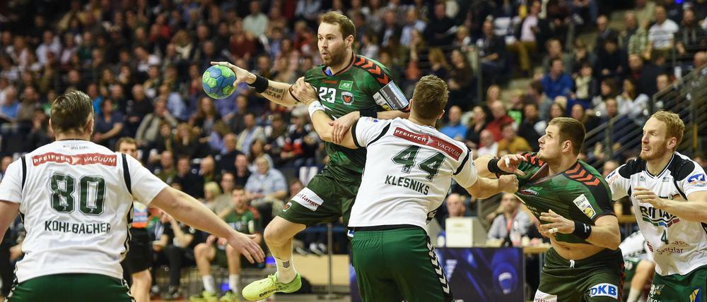 Füchse-Spieler Steffen Fäth ist mit dem Ball in der Hand auf der Suche nach einem Mitspieler. 