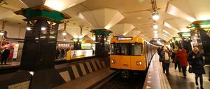 U-Bahnhof Rathaus Spandau (U7, 1984 eröffnet) in Berlin.