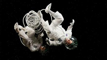 Sie will Gefühle, er "Star Wars". Die Schauspieler Juliana Saiska (l.) und Alexander Schröder (r.) als Kosmonaut und Astronaut im Stück "Satellites".