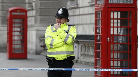 Polizist in Westminster: Die britischen Behörden haben mit der Festnahme von acht Terrorverdächtigen direkt nach dem Anschlag vom Mittwoch offenbar genau richtig gelegen.