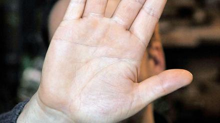 Wem gehört diese Hand?