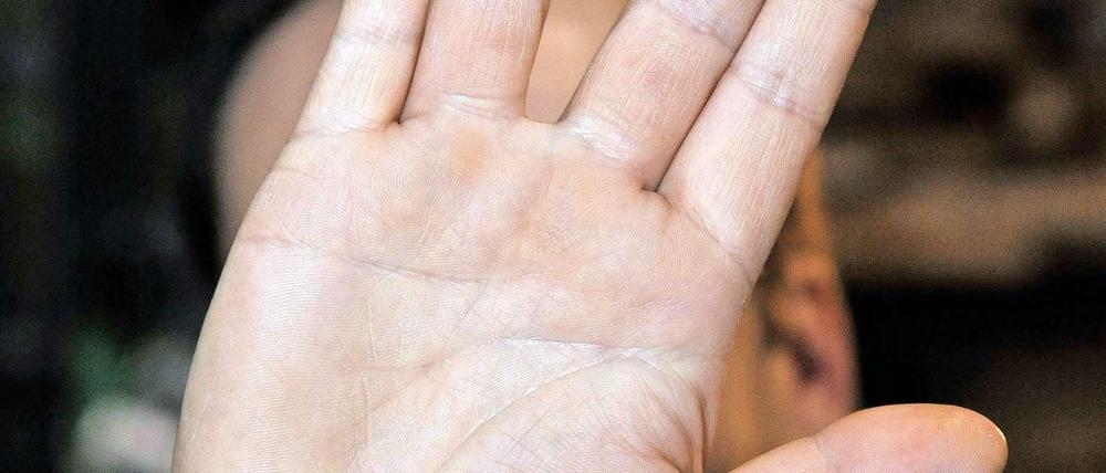 Wem gehört diese Hand?