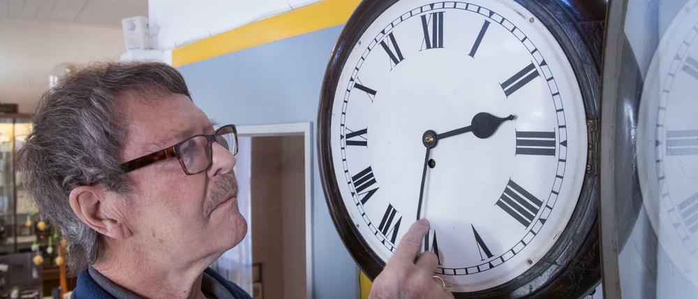 In der Nacht zum Sonntag werden die Uhren wieder auf Sommerzeit umgestellt - von 2.00 auf 3.00 Uhr. 