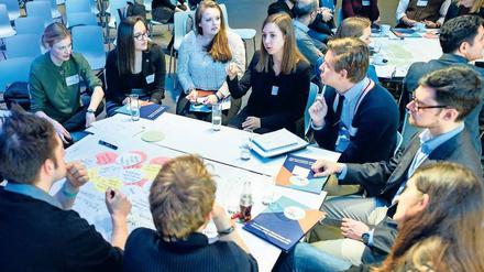 Ideen für Europa. Ist Schengen, das Symbol der europäischen Integration, bedroht? Welche Lösungsansätze gibt es, damit uns ein offenes Europa erhalten bleibt? Diese Fragen diskutierten Teilnehmende an der interaktiven Konferenz „Schengen: Begrenzt grenzenlos?“ von Polis180 vor einem Jahr in Berlin unter anderem mit dem Grünen-Politiker Jürgen Trittin.