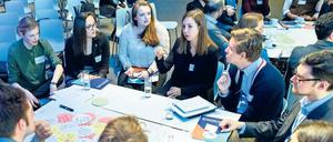 Ideen für Europa. Ist Schengen, das Symbol der europäischen Integration, bedroht? Welche Lösungsansätze gibt es, damit uns ein offenes Europa erhalten bleibt? Diese Fragen diskutierten Teilnehmende an der interaktiven Konferenz „Schengen: Begrenzt grenzenlos?“ von Polis180 vor einem Jahr in Berlin unter anderem mit dem Grünen-Politiker Jürgen Trittin. 