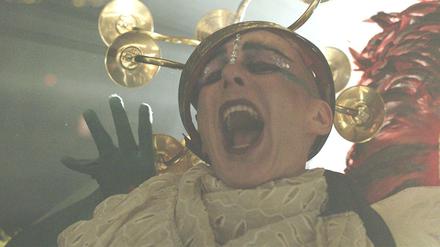 Videostill von Rana Hamadehs Werk "The Sleepwalkers" von 2016.