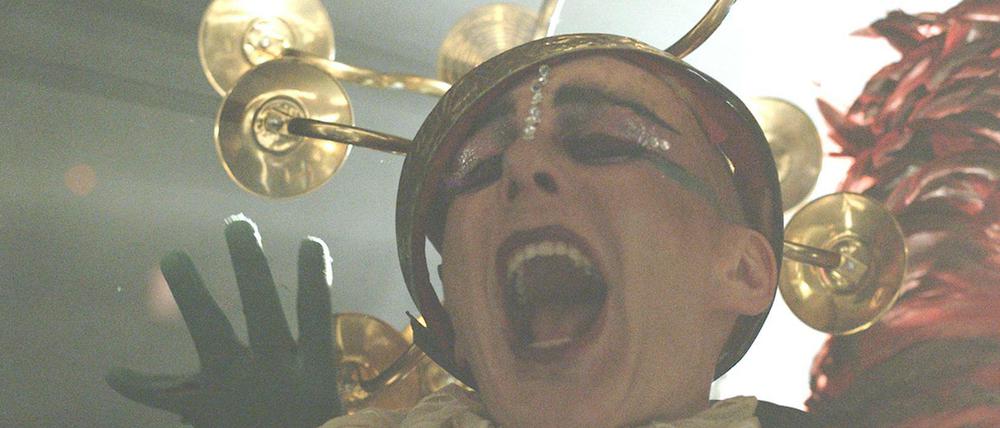Videostill von Rana Hamadehs Werk "The Sleepwalkers" von 2016.