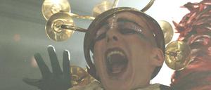Videostill von Rana Hamadehs Werk "The Sleepwalkers" von 2016.