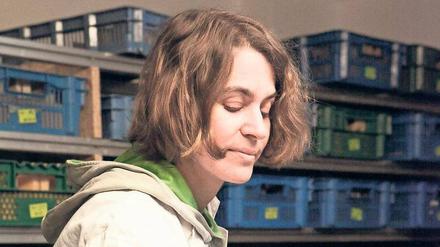 Die Seife-Prüfung. Gudrun Schmidt an ihrem Arbeitsplatz in Friedrichshain.