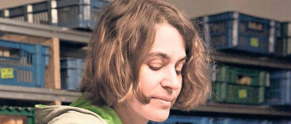Die Seife-Prüfung. Gudrun Schmidt an ihrem Arbeitsplatz in Friedrichshain.