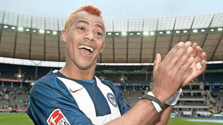 Marcelinho, 41, heißt eigentlich Marcelo dos Santos, in seiner Heimat Brasilien ist er als Marcelinho Paraiba bekannt. Der offensive Mittelfeldspieler kam im Sommer 2001 von Gremio Porto Alegre zu Hertha BSC und blieb fünf Jahre, in denen er 165 Spiele für Hertha BSC machte und dabei 65 Tore schoss. Später spielte er noch für Trabzonspor, den VfL Wolfsburg und zehn (!) brasilianische Klubs.