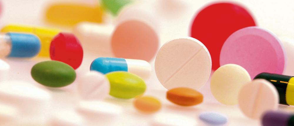 Schlafstörungen können mit Medikamente behandelt werden. Natürliche Mittel sind frei in der Apotheke erhältlich, andere gibt es nur auf Rezept.