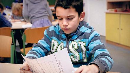 Djaner, 8 Jahre. In Mazedonien schlugen sie ihn in der Schule. Hier in Hamburg ist er stolz, dabei zu sein. 