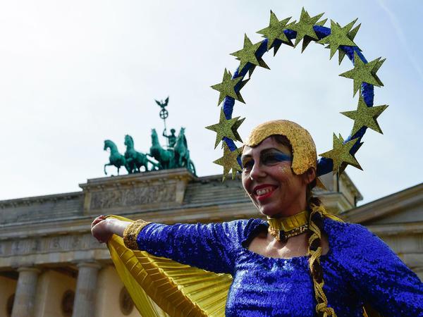 Vor dem Brandenburger Tor feiern Tausende die EU.