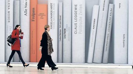 Wohin des Wegs? Zwei Besucherinnen auf der Buchmesse. 