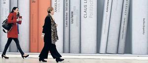 Wohin des Wegs? Zwei Besucherinnen auf der Buchmesse. 