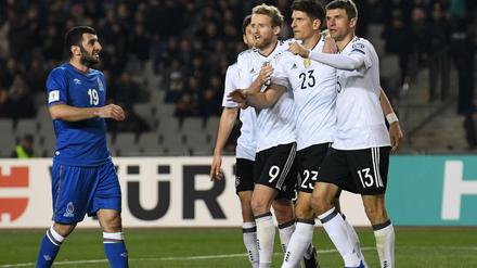 Drei Torschützen auf einem Bild. Müller, Gomez und Schürrle (von rechts) trafen vor der Pause.