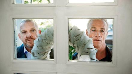 Bei den Nachbarn des Toten versuchen die Kommissare Freddy Schenk (Dietmar Bär, links) und Max Ballauf (Klaus J. Behrendt, r) hinter die Fassaden zu blicken. 