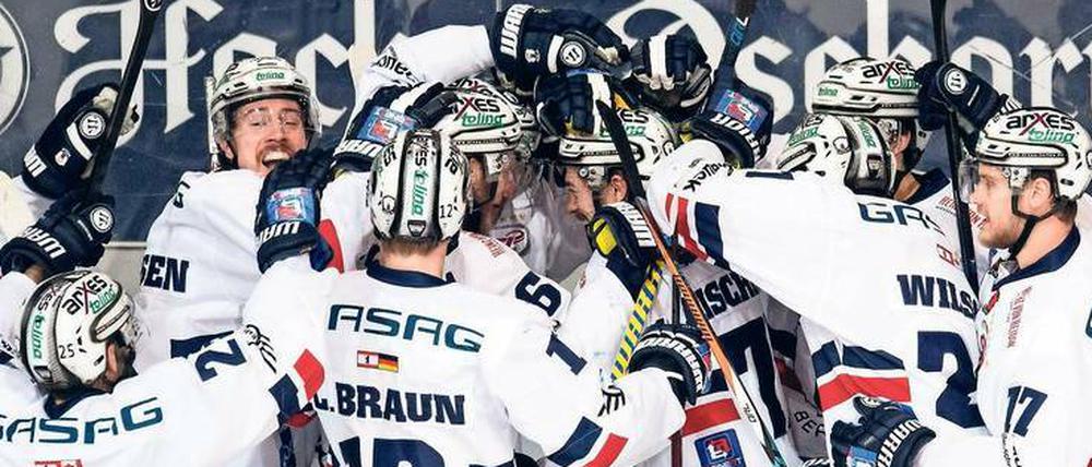 Der letzte Jubel gehört Berlin. Fünfmal mussten die Eisbären bisher in den Play-offs in die Overtime, viermal gewannen sie. Auch am Freitag in München.