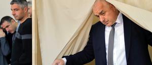 Boiko Borissow von der GERB Partei kommt am in einem Wahllokal in Sofia (Bulgarien) aus einer Wahlkabine.