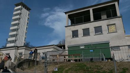 Der Müggelturm ist ebenso geöffnet wie das Imbiss-Café an seinem Fuß. Das Restaurant existiert erst als Rohling.