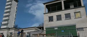 Der Müggelturm ist ebenso geöffnet wie das Imbiss-Café an seinem Fuß. Das Restaurant existiert erst als Rohling.