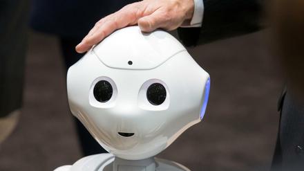Na mein kleiner Freund! Der humanoide Roboter "Pepper" wirkt erst mal niedlich und nett, aber eine Maschine ist er trotzdem bloß. 
