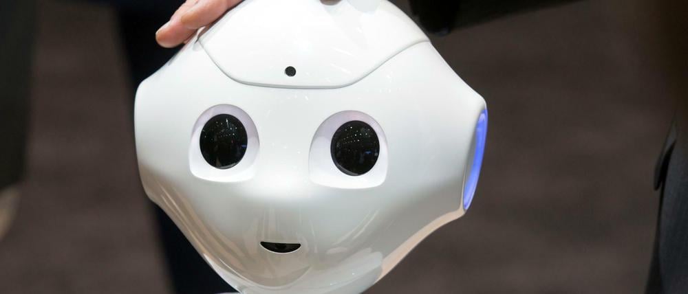 Na mein kleiner Freund! Der humanoide Roboter "Pepper" wirkt erst mal niedlich und nett, aber eine Maschine ist er trotzdem bloß.