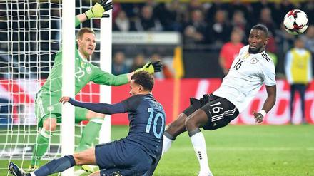 Breit gemacht. Gegen England zeigte Marc-André ter Stegen eine starke Leistung, hier rettet er gemeinsam mit Antonio Rüdiger gegen Dele Alli. 