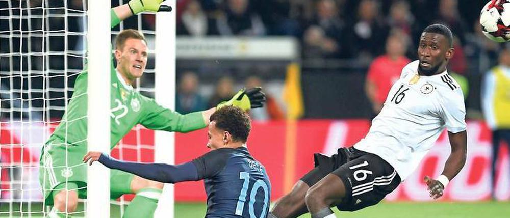 Breit gemacht. Gegen England zeigte Marc-André ter Stegen eine starke Leistung, hier rettet er gemeinsam mit Antonio Rüdiger gegen Dele Alli.