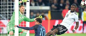 Breit gemacht. Gegen England zeigte Marc-André ter Stegen eine starke Leistung, hier rettet er gemeinsam mit Antonio Rüdiger gegen Dele Alli. 