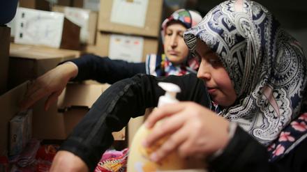 Muslime in Deutschland sind einer Umfrage zufolge häufiger in der Flüchtlingshilfe aktiv als Angehörige anderer Religionen oder Konfessionslose.