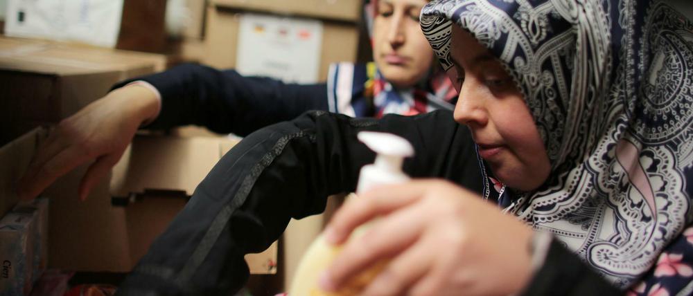 Muslime in Deutschland sind einer Umfrage zufolge häufiger in der Flüchtlingshilfe aktiv als Angehörige anderer Religionen oder Konfessionslose. 