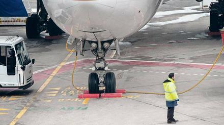 Wenn Dein starker Arm es will, stehen alle Räder still. Das Streikmotto gilt auch für die Berliner Flughäfen. Für die kommende Woche wird jetzt ein Kompromiss erwartet. Foto: dpa