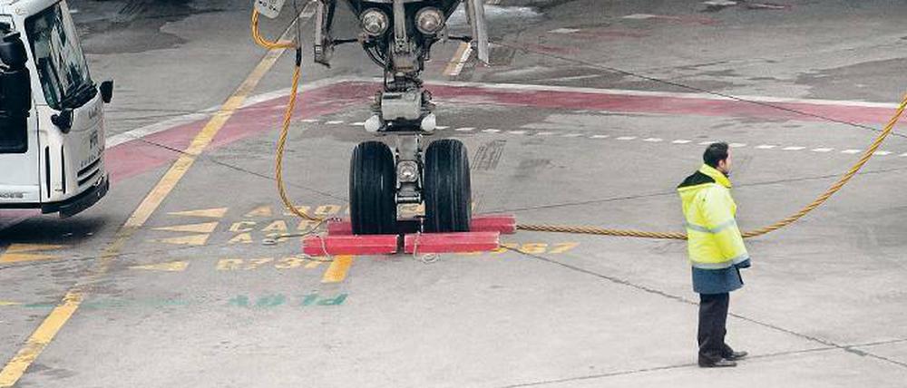 Wenn Dein starker Arm es will, stehen alle Räder still. Das Streikmotto gilt auch für die Berliner Flughäfen. Für die kommende Woche wird jetzt ein Kompromiss erwartet. Foto: dpa