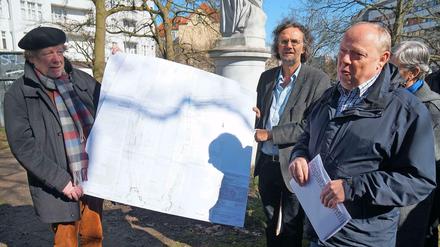 Ortstermin. Der Charlottenburg-Wilmersdorfer Baustadtrat Oliver Schruoffeneger (3. v. r.) im kleinen Park auf dem Bundesplatz.