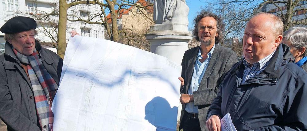 Ortstermin. Der Charlottenburg-Wilmersdorfer Baustadtrat Oliver Schruoffeneger (3. v. r.) im kleinen Park auf dem Bundesplatz.