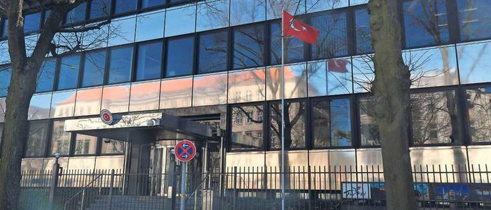 Evet oder Hayir. Ab Montag können etwa 139 000 Wahlberechtigte im türkischen Generalkonsulat an der Heerstraße über die umstrittene Verfassungsreform in der Türkei abstimmen.