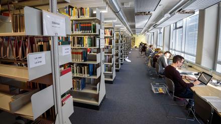 Forschen ohne Schranken. Die Meinungen der Verlage und der Hochschulen über die Bedingungen gehen weit auseinander. 