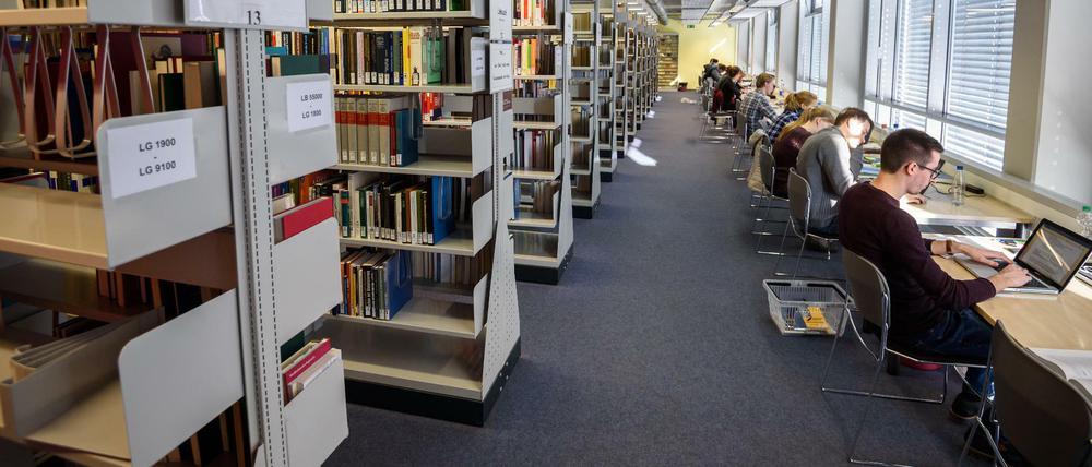 Forschen ohne Schranken. Die Meinungen der Verlage und der Hochschulen über die Bedingungen gehen weit auseinander.