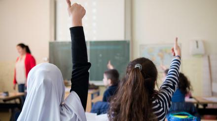 Zwei Mädchen aus Flüchtlingsfamilien im Unterricht. 