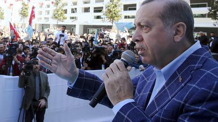 Der türkische Präsident Recep Tayyip Erdogan spricht am 25.03.2017 in Antalya (Türkei) auf einer Wahlveranstaltung zu seinen Anhängern.