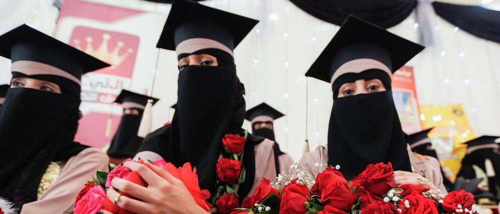 Zwischen Tradition und Moderne. Studentinnen einer Universität in Jemens Hauptstadt Sana'a bei einer Exemensfeier im März 2017. 