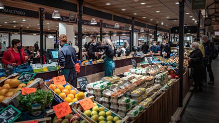 Die Stände in der neuen Markthalle in Tegel. 