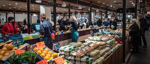 Die Stände in der neuen Markthalle in Tegel. 