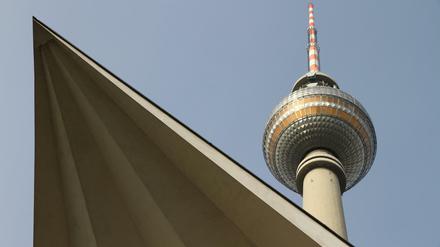Fernsehturm am Alex gesehen von der Panoramastraße aus. 