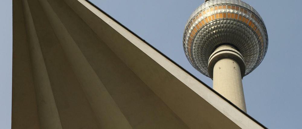 Fernsehturm am Alex gesehen von der Panoramastraße aus.