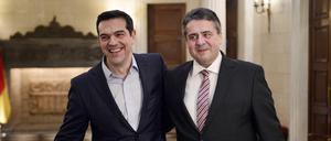 Freundliche Töne schlägt Gabriel in Griechenland an, die Rolle des Grexit-Buhmanns überlässt er Schäuble. Hier ein Foto mit Premierminister Alexis Tsipras bei Grabiels Besuch in Athen am 22. März. 