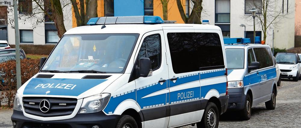 Einsteigen bitte! Die Polizei in Göttigen bei einer Razzia in der Salafistenszene. Zwei mutmaßliche Gefährder wurden abgeschoben.