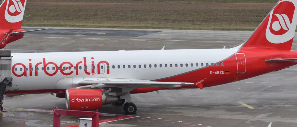 Abfertigung einer Maschine von Air Berlin an einer Gangway am Flughafen Berlin-Tegel (Archiv). Am Montag (27. März 2017) kam es zu Verspätungen, da die Airline den Servicepartner bei der Gepäckabfertigung gewechselt hat.